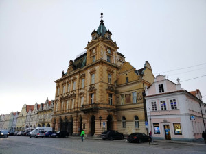 Město znovu hledá firmu, která opraví krov a střechu novorenesanční radnice