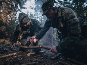 Rozdělávání ohně Bow drillem