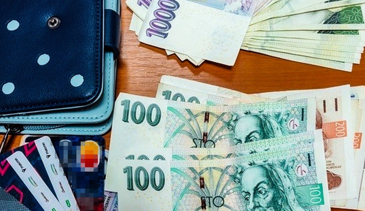 Žena našla na chodníku peněženku naditou hotovostí v řádech desítek tisíc korun