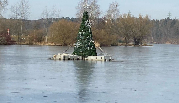 Unikátní vánoční strom na hladině přehrady uvěznil led. Pověste na něj velikonoční vejce, vtipkují lidé