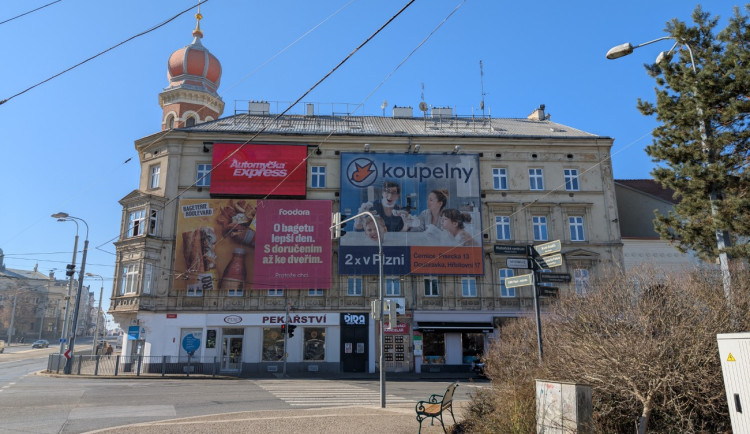 Obří reklamní LED obrazovka zmizí, spolu s ní i billboardy a desítky reklamních laviček