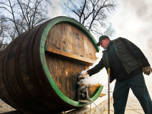 Nebezpečná dřina, zruční bednáři slavného pivovaru smolí 20 obřích ležáckých sudů tradiční metodou