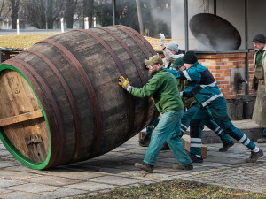 Nebezpečná dřina, zruční bednáři slavného pivovaru začali smolit 20 obřích ležáckých sudů tradiční metodou