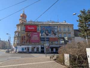 Obří reklamní LED obrazovka zmizí, spolu s ní i billboardy a desítky reklamních laviček