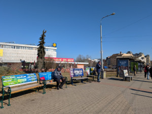 Reklamní lavičky jsou na mnoha zastávákách, třeba u bývalého Prioru.