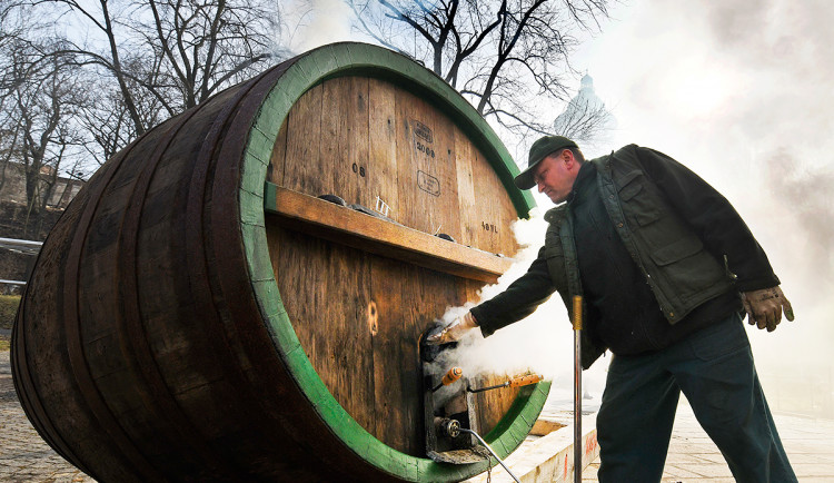 Nebezpečná dřina, zruční bednáři slavného pivovaru začali smolit 20 obřích ležáckých sudů tradiční metodou