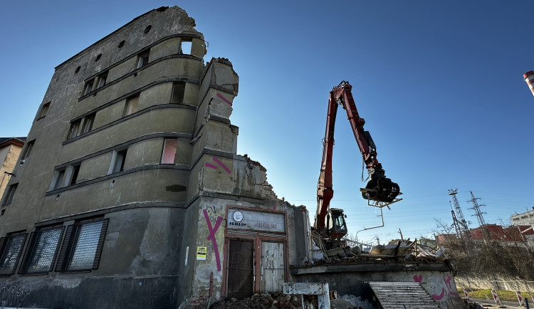 Demolice nechvalně známého komplexu budov pro chudé je velkou atrakcí. Jedna slavná malba už definitivně zmizela