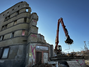 Demolice nechvalně známého komplexu budov pro chudé je velkou atrakcí. Jedna slavná malba už definitivně zmizela