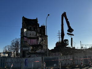 Demolice nechvalně známého komplexu budov pro chudé je velkou atrakcí. Jedna slavná malba už definitivně zmizela