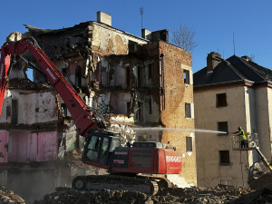 Demolice nechvalně známého komplexu budov pro chudé je velkou atrakcí. Jedna slavná malba už definitivně zmizela