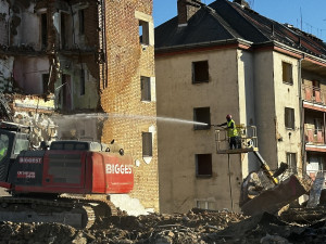 Demolice nechvalně známého komplexu budov pro chudé je velkou atrakcí. Jedna slavná malba už definitivně zmizela