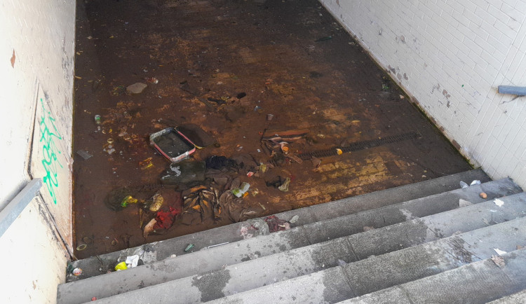 Mrtvý cizinec ležel v nechvalně proslulém podchodu u autobusového nádraží