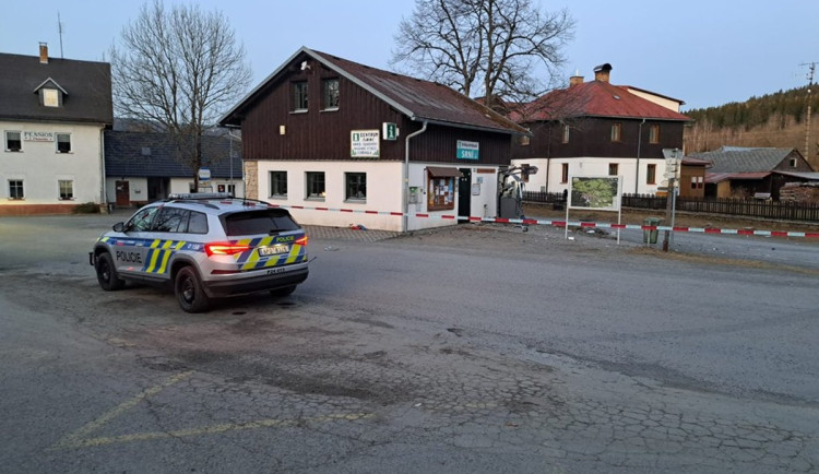 Exploze bankomatu otřásla obcí na Šumavě, policie hledá svědky