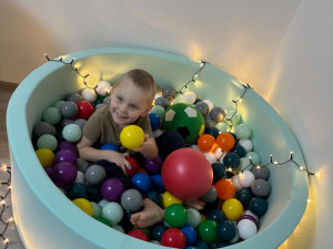 Pavlík spí v noci jen dvě hodiny, zbytek propláče a potřebuje nepřetržitou péči. Vyčerpaní rodiče však neztrácejí odhodlání