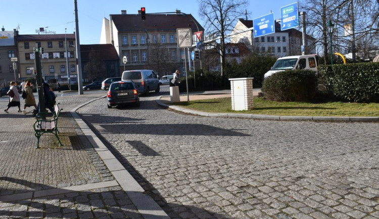 Motoristé se zbaví jednoho otravného semaforu. Startují práce na úpravě výjezdu z Veleslavínovy ulice