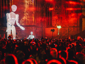 Obří světelné loutky postav bytostí z daleké galaxie uchvátily diváky. K lidem promluvily i plzeňským nářečím