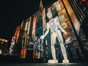 Obří světelné loutky postav bytostí z daleké galaxie uchvátily diváky. K lidem promluvily i plzeňským nářečím