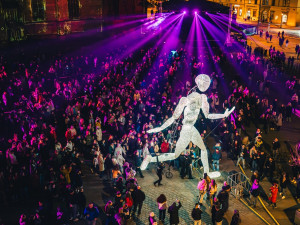 Obří světelné loutky postav bytostí z daleké galaxie uchvátily diváky. K lidem promluvily i plzeňským nářečím