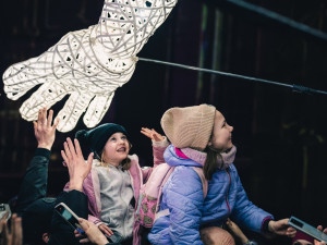 Obří světelné loutky postav bytostí z daleké galaxie uchvátily diváky. K lidem promluvily i plzeňským nářečím