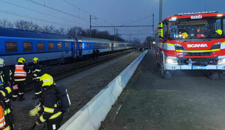 Z podvozku osobního vlaku šlehaly plameny po příjezdu na nádraží. V soupravě cestovalo 25 osob