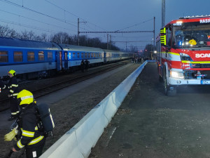 Z podvozku osobního vlaku šlehaly plameny po příjezdu na nádraží. V soupravě cestovalo 25 osob