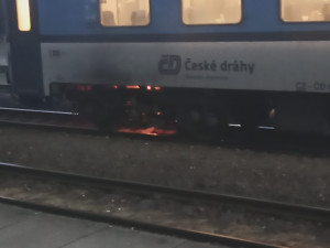 V podvozku osobního vlaku šlehaly plameny po příjezdu na nádraží. V soupravě cestovalo 25 osob
