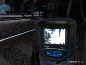 V podvozku osobního vlaku šlehaly plameny po příjezdu na nádraží. V soupravě cestovalo 25 osob