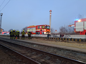 V podvozku osobního vlaku šlehaly plameny po příjezdu na nádraží. V soupravě cestovalo 25 osob