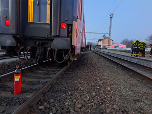 V podvozku osobního vlaku šlehaly plameny po příjezdu na nádraží. V soupravě cestovalo 25 osob
