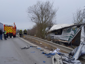 Vážná nehoda dvou kamionů, jeden z náklaďáků odmrštil náraz mimo silnici