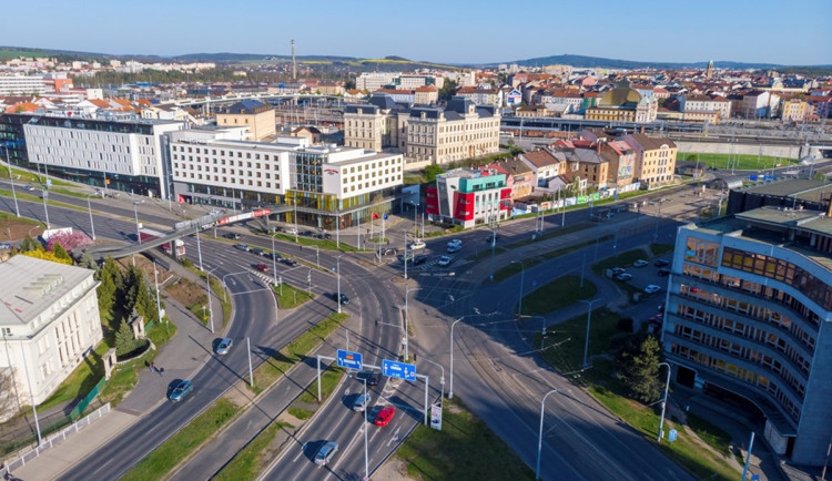 Stamilionová rekonstrukce největší křižovatky v centru města letos zřejmě nezačne, důvodů je hned několik