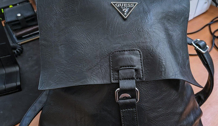 Žena na toaletě kliniky zapomněla značkový batoh obsahují desítky tisíc, mobil a doklady