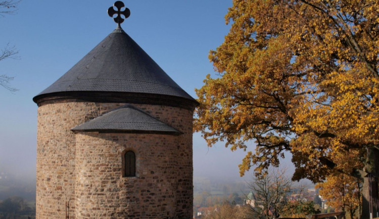 Slavná rotunda je jednou z nejstarších dochovaných kamenných staveb v Čechách. Teď je klíčovým prvkem nového vizuálu Starého Plzence