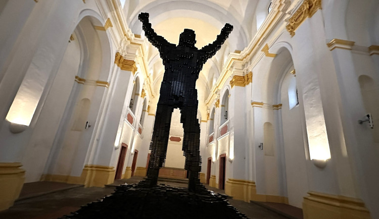 Obří monument Rockyho v jeho vítězné póze vytvořil oceňovaný autor z 50 000 kusů vyřazených VHS kazet