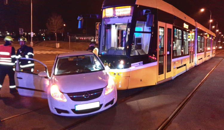 Řidička při odbočování vlevo nedala přednost projíždějící tramvaji a ta osobní auto nemilosrdně smetla