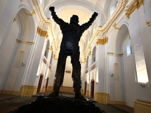 Obří monument Rockyho v jeho vítězné póze vytvořil oceňovaný autor z 50 000 kusů vyřazených VHS kazet