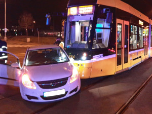 Řidička při odbočování vlevo nedala přednost projíždějící tramvaji a ta osobní auto nemilosrdně smetla