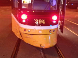 Řidička při odbočování vlevo nedala přednost projíždějící tramvaji a ta osobní auto nemilosrdně smetla