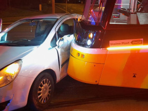 Řidička při odbočování vlevo nedala přednost projíždějící tramvaji a ta osobní auto nemilosrdně smetla