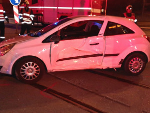 Řidička při odbočování vlevo nedala přednost projíždějící tramvaji a ta osobní auto nemilosrdně smetla