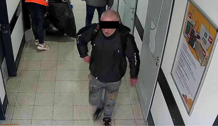 Blesková spolupráce s veřejností zafungovala. Policisté už pp pár hodinách znají totožnost muže ze záběru kamery