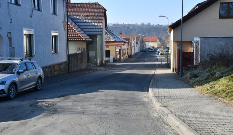 Startuje oprava Plzeňské cesty. Vždy zůstane průjezdný jeden jízdní pruh pro kyvadlový provoz řízený světly