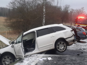 Silnice pokryla ráno ledovka a stala se řada nehod. Dvakrát havarovala auta převážející na vleku jiný vůz