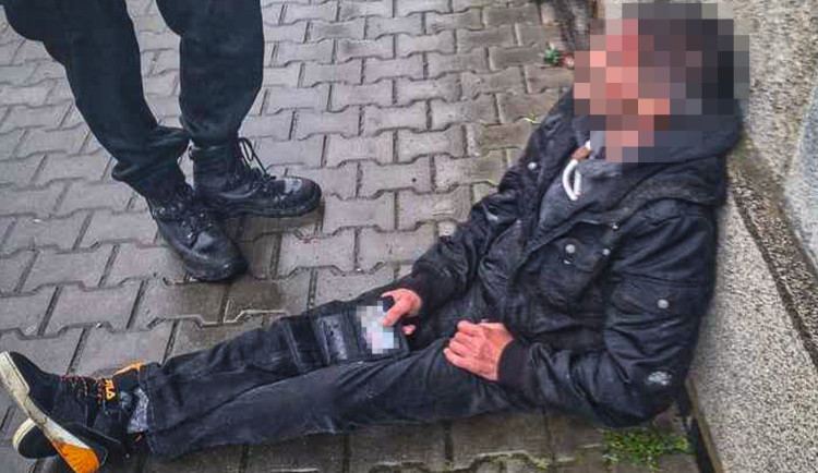 Muž se skácel čelem přímo na chodník, kde zůstal bezvládně ležet