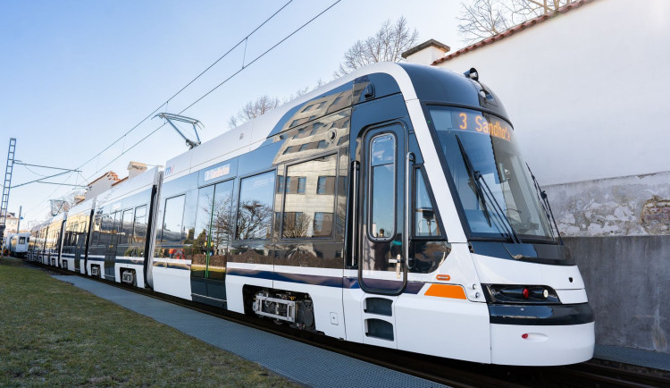 Škodováci vyrobili nejdelší tramvaj na světě, měří téměř 60 metrů. Dvanáct obřích souprav bude jezdit v SRN