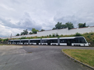 Škodováci vyrobili nejdelší tramvaj na světě, měří téměř 60 metrů. Dvanáct obřích souprav bude jezdit v SRN