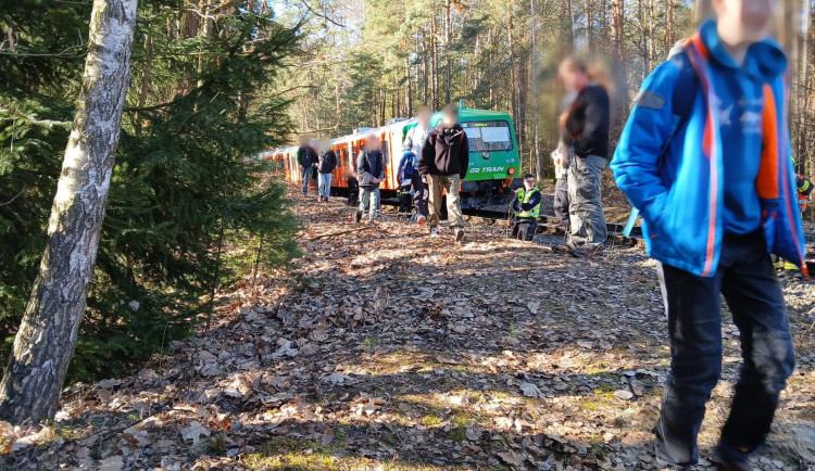 Osobní vlak srazil a usmrtil ženu na železničním přejezdu. Utrpěla zranění neslučitelná se životem