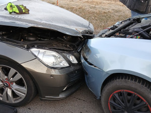 Řidič přejel do protisměru a střetl se s pěti auty, další se převrátil s vozíkem, když se vyhýbal zvěři