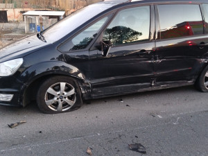 Řidič přejel do protisměru a střetl se s pěti auty, další se převrátil s vozíkem, když se vyhýbal zvěři