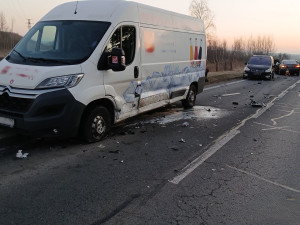 Řidič přejel do protisměru a střetl se s pěti auty, další se převrátil s vozíkem, když se vyhýbal zvěři